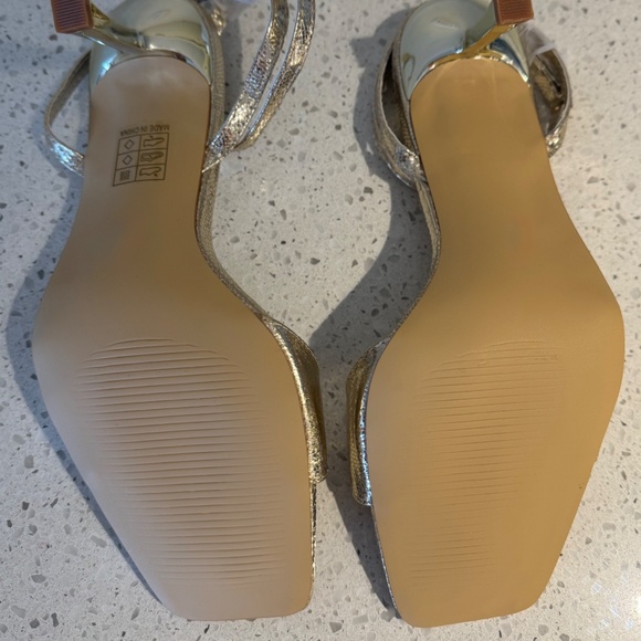 Women’s Gold low heels size 7 - Picture 2 of 5